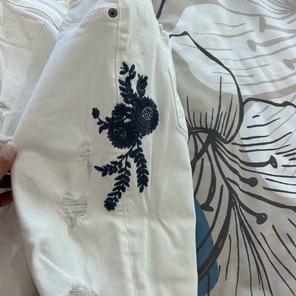 ABERCROMBIE & FITCH • White Jeans w/ Blue Embroider Flowers • sz 29/8 - Picture 3 of 11